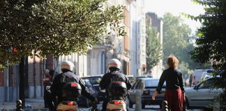 Policiers en scooter devant le jardin Vauban à Lille.