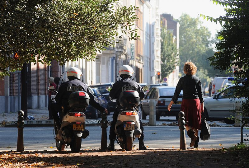 Policiers en scooter devant le jardin Vauban à Lille.