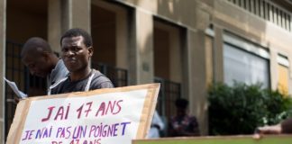 Manifestation a Lyon contre les tests osseux sur les mineurs isoles refugies et etrangers