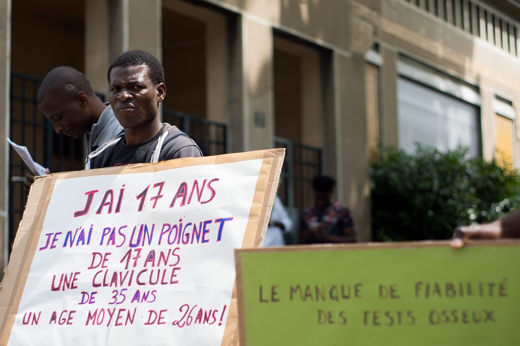 Manifestation a Lyon contre les tests osseux sur les mineurs isoles refugies et etrangers