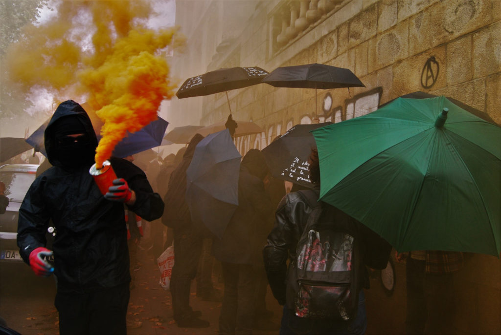 Au cœur de manifestation, dans un brouillard de fumigènes / Photo: "Camille" dans le cortège
