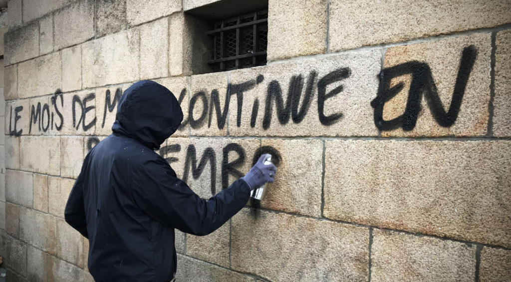 Un taggeur en marge d'une manifestation à Nantes / Photo: "Camille", dans le cortège