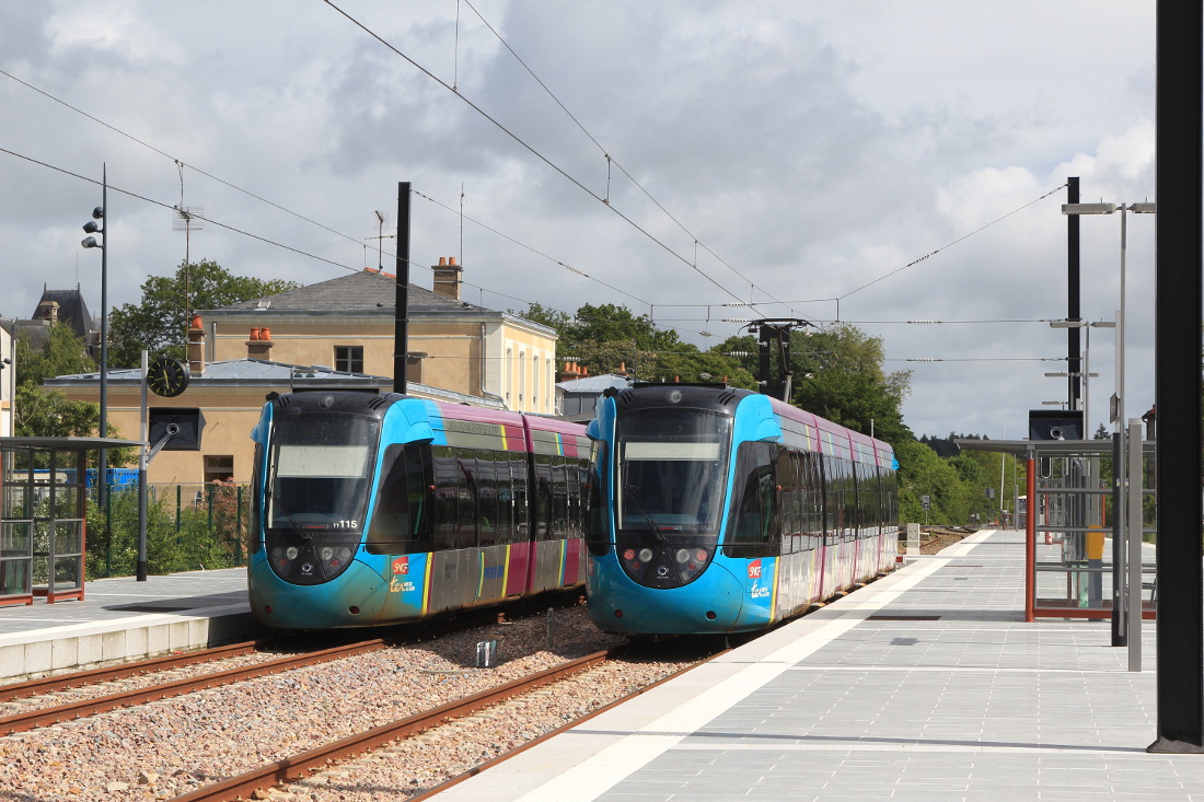 Deux tram-train en gare de Châteaubriant Photo Cramos – Travail personnel Creative Commons