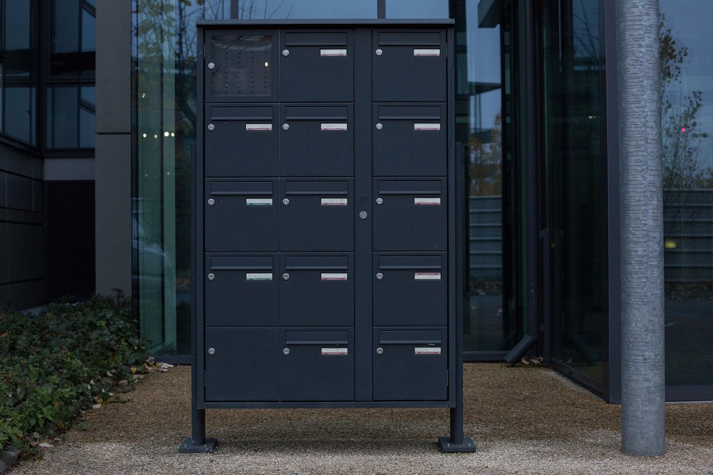 Au pied de la Tour 4 de l’ensemble Portes Sud, à Bordelongue, pas un seul nom d’entreprise sur les boîtes au lettres de cet immeuble de bureaux toujours vide. (Jean-Christophe Magnenet)
