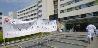 Manifestation des salaries devant la clinique Le Confluent, le 23 mai à Reze
