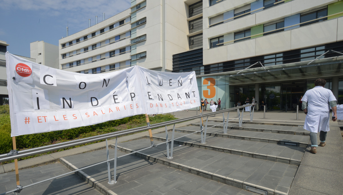 Manifestation des salaries devant la clinique Le Confluent, le 23 mai à Reze