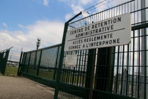 Placements arbitraires, conditions de vie indignes : alerte sur les centres de rétention administrative de Lille et de Calais