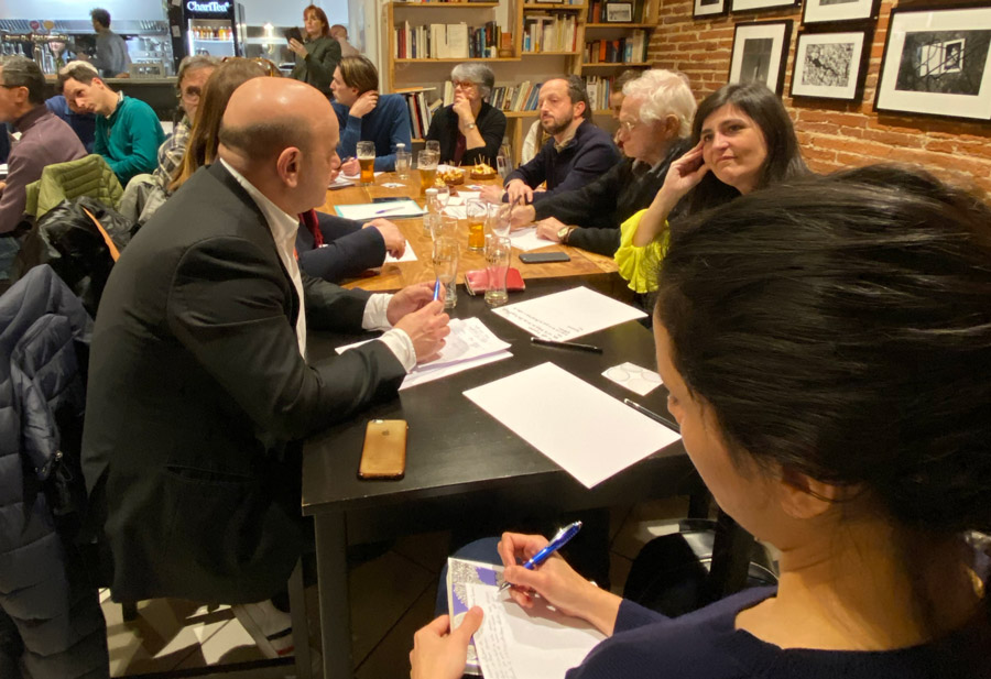 Une douzaine de lectrices et lecteurs de Mediacités sont réunis autour d'une table pour un atelier thématique sur la gentrification.