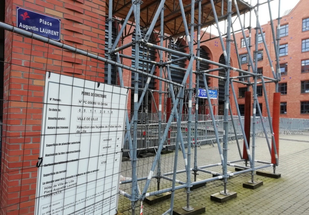 A prendre. Mairie de Lille. Travaux de façades à prévoir