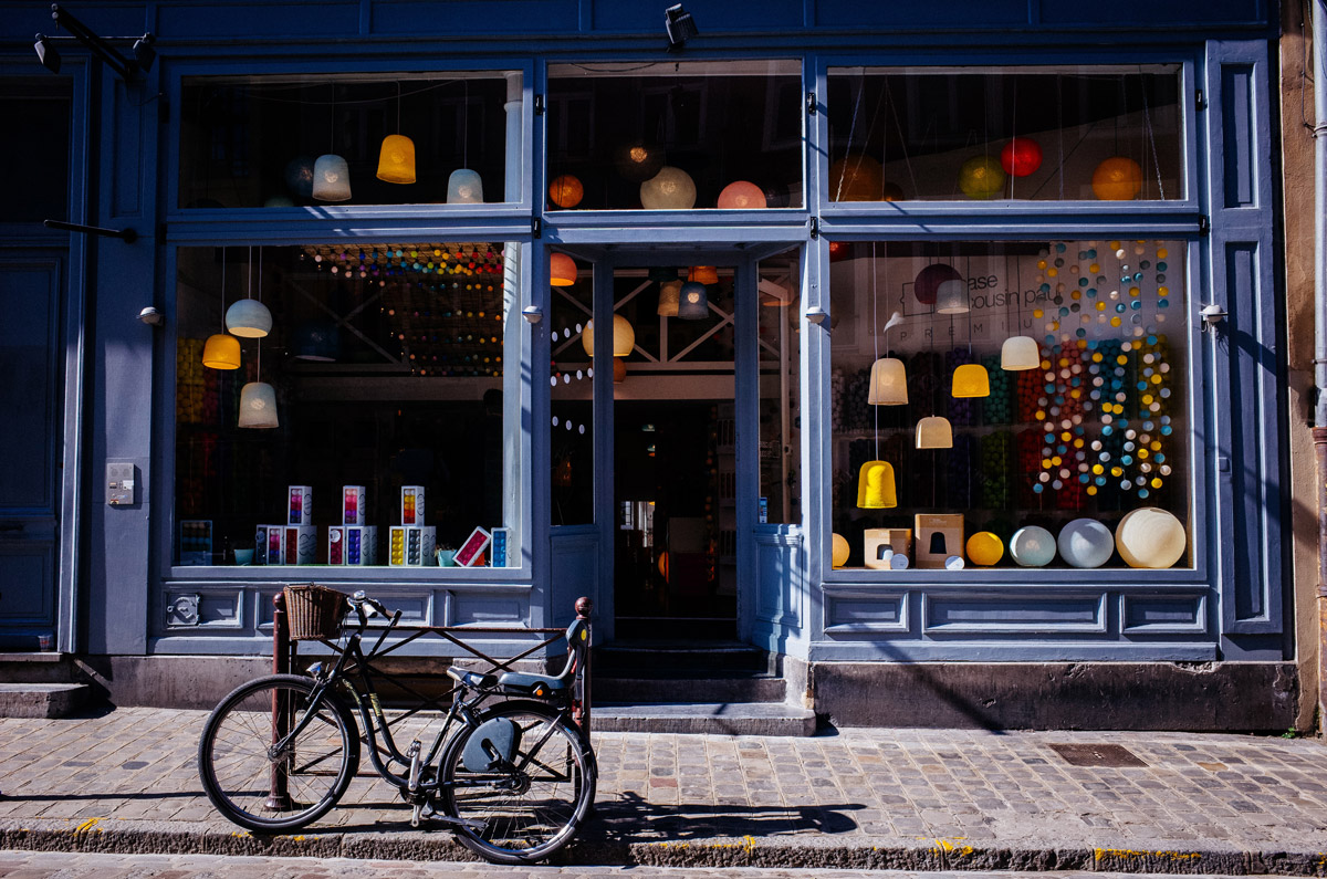 Devanture d’un commerce dans le quartier du Vieux-Lille. Photo : Artem Gavrysh / Unsplash