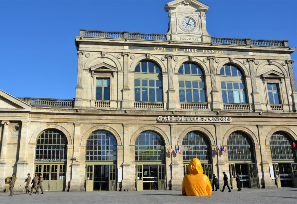 Coronavirus Militaires et policiers devant Lille-Flandres