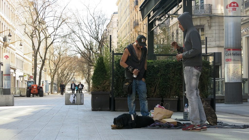 A Lyon, les SDF, derniers de cordée d’une ville en confinement