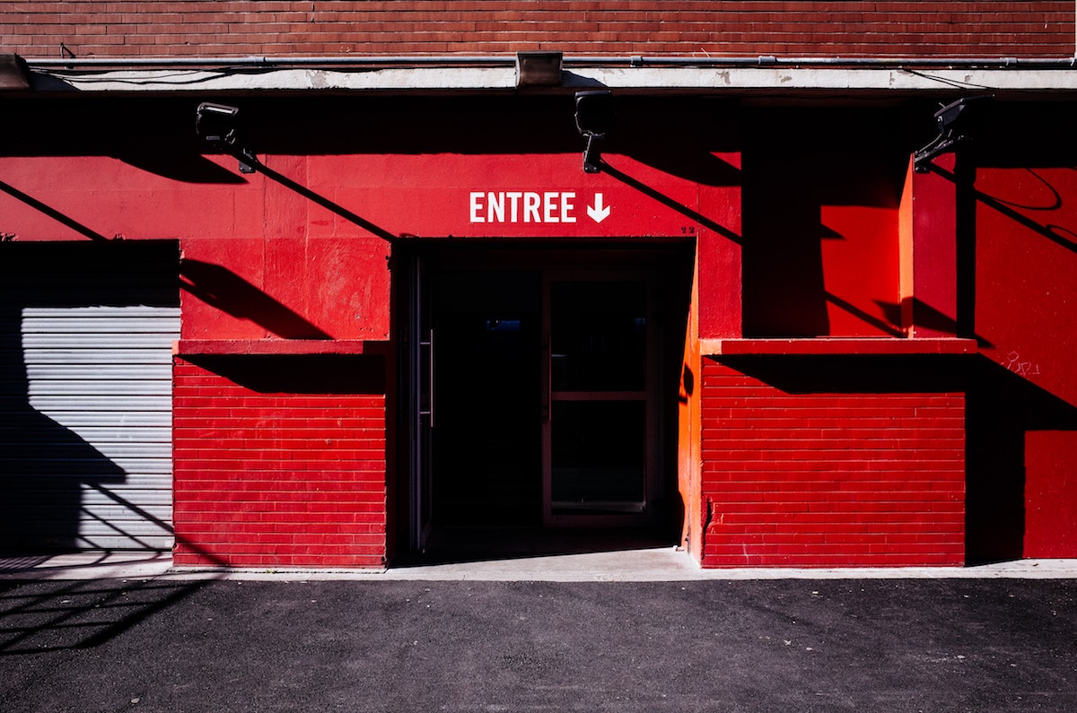 L’entrée du Tripostal, un lieu culturel situé dans le centre-ville de Lille / Photo : Artem Gavrysh (Unsplash)