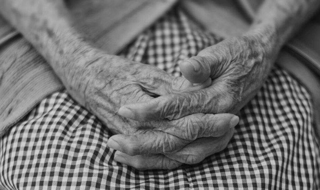 « Au secours, ma mère est en train de mourir d’isolement ! »