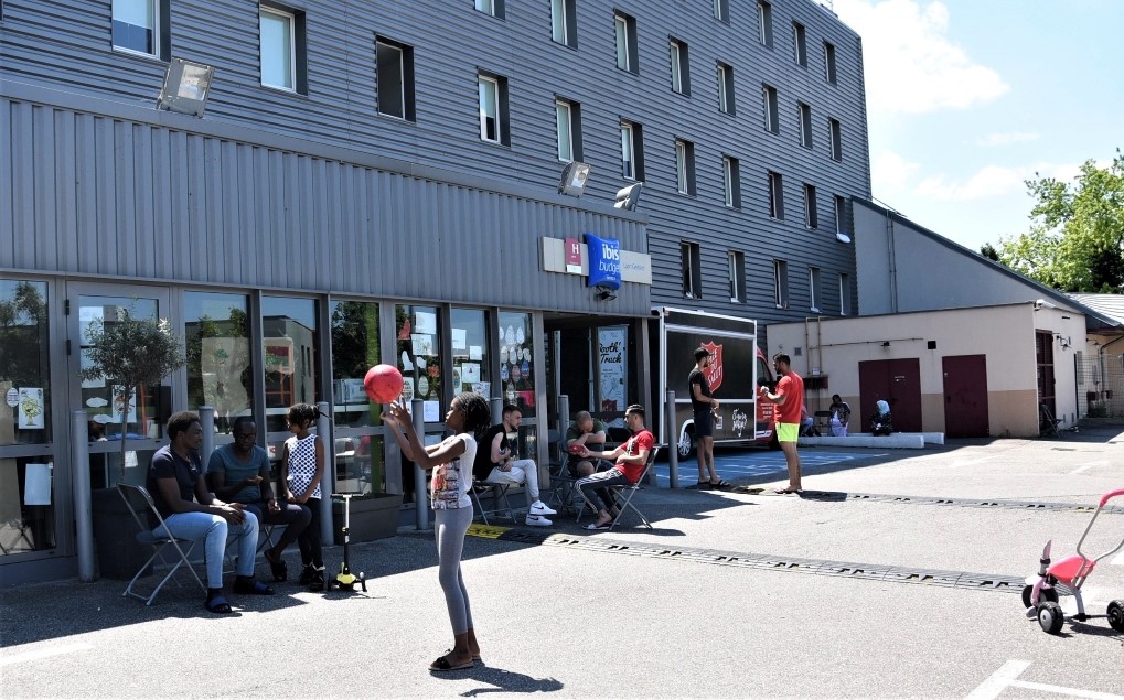 À l’Ibis de Gerland, 130 sans‐abri dans l’attente