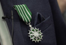 Medaille de l’Ordre des arts et lettres accrochee a la veste de Gerard Allard (c) Capture d’ecran Youtube – Ville de Reze