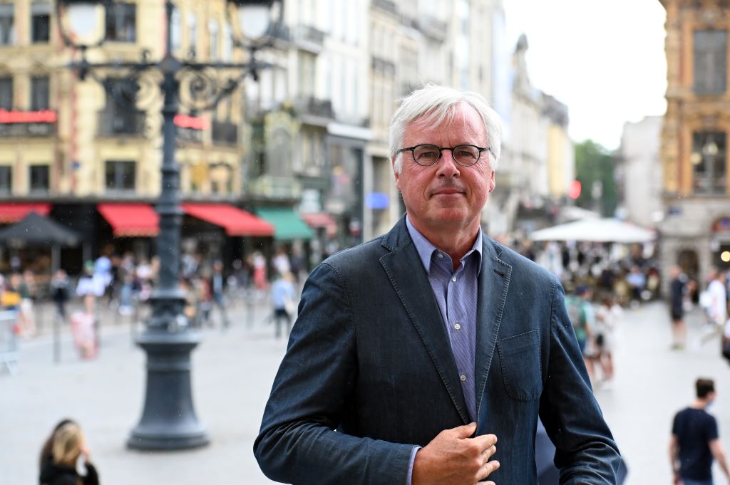 Le maire de Mons-en-Baroeul, Rudy Elegeest, pose devant la Grand-Place de Lille.