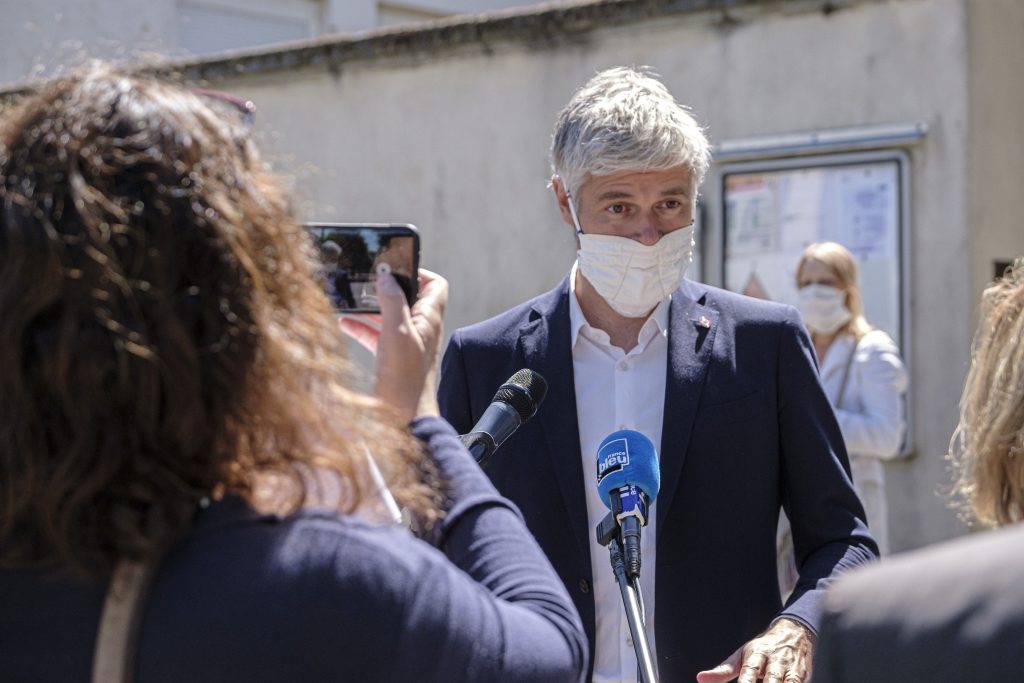 De la Tunisie à l’Europe de l’Est : sur la piste des masques de Laurent Wauquiez