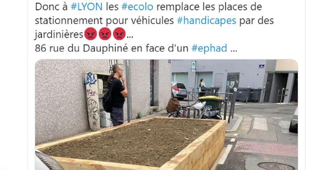 La ville de Lyon a‑t‐elle installé un bac à fleurs sur une place de stationnement pour handicapés ? 