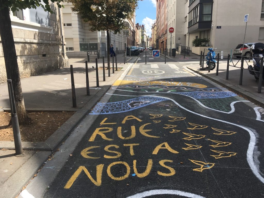 Piétoniser et créer des zones limitées à 20km/h aux abords des écoles