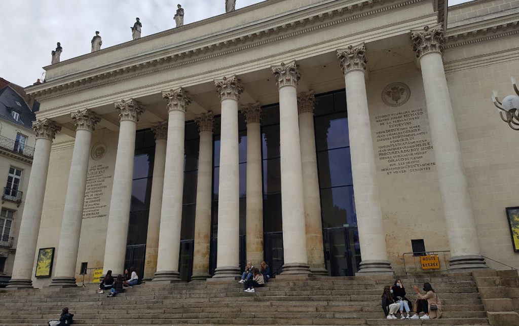 Oui, le rideau d’eau du Voyage à Nantes semble bien avoir abîmé le théâtre Graslin