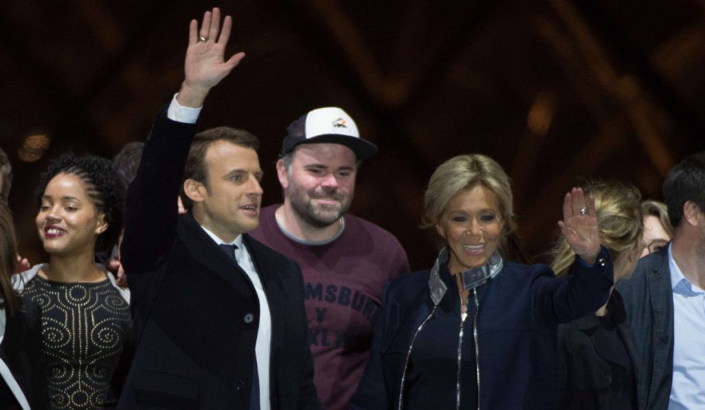 Six mois avec sursis requis contre « l’homme à la casquette derrière Macron », accusé d’agression sexuelle