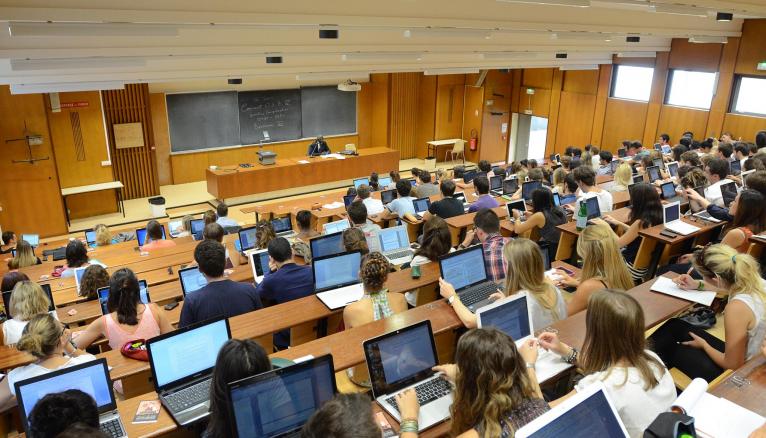 La systématisation des cours à distance avec le confinement creuse‐t‐elle la tombe du modèle universitaire ?