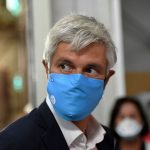 Laurent Wauquiez president LR de la region Auvergne-Rhone-Alpes a visite ce mardi l entreprise Texinov (Saint-Didier-de-la-Tour) qui se lance dans la production des masques de protection FFP2