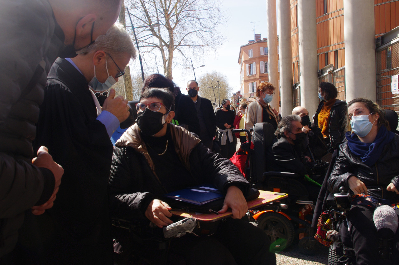 Handicap : le procès de 16 handi-militants devient celui de l’accessibilité du tribunal de Toulouse