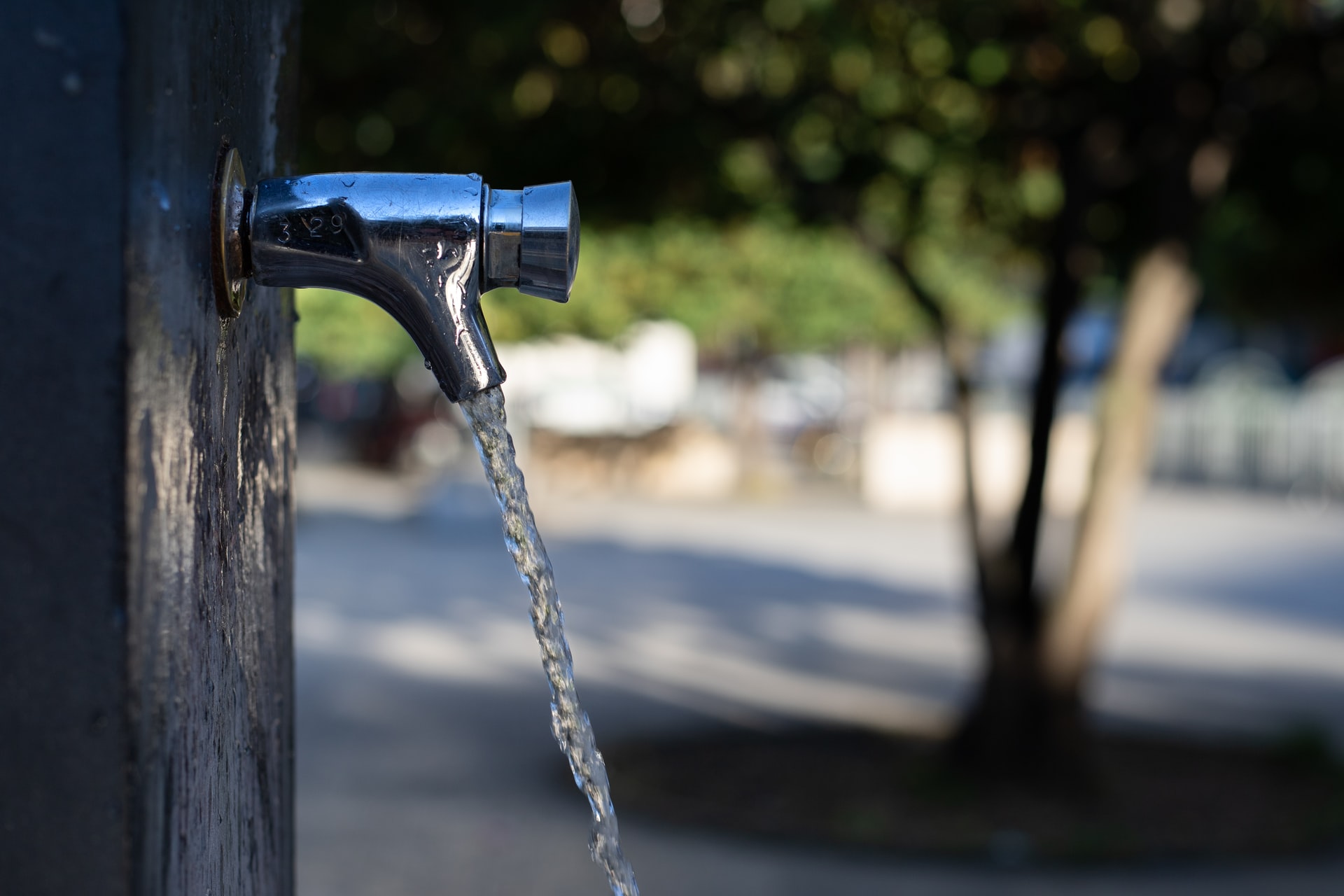 Un robinet dans un jardin public à Lyon