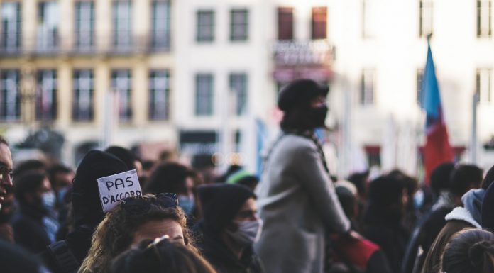 Manifestants dans la rue à Lyon, en novembre 2020. Sur une pancarte, on lit : "Pas d'accord".