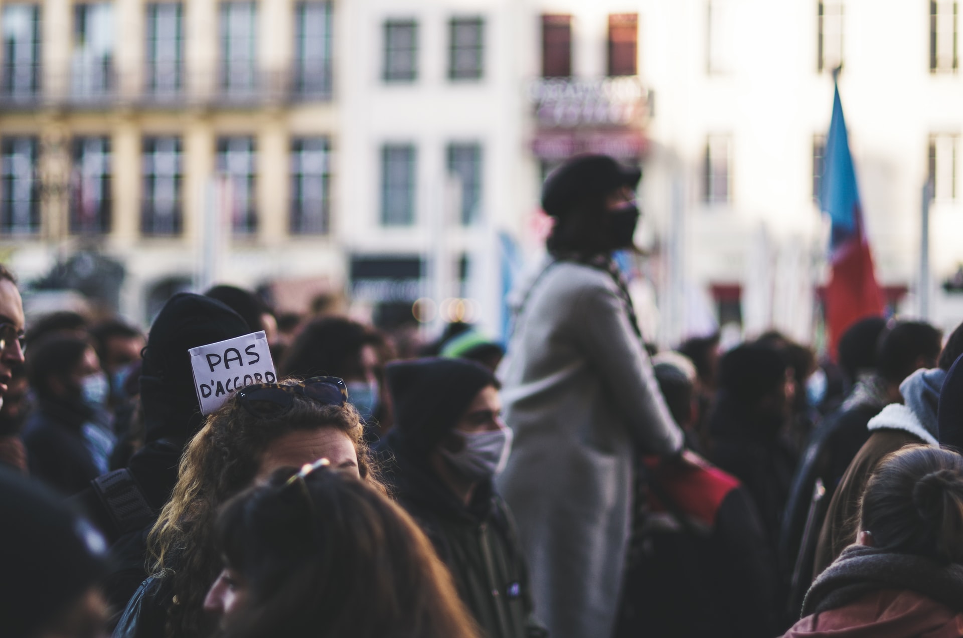 Manifestants dans la rue à Lyon, en novembre 2020. Sur une pancarte, on lit : "Pas d'accord".