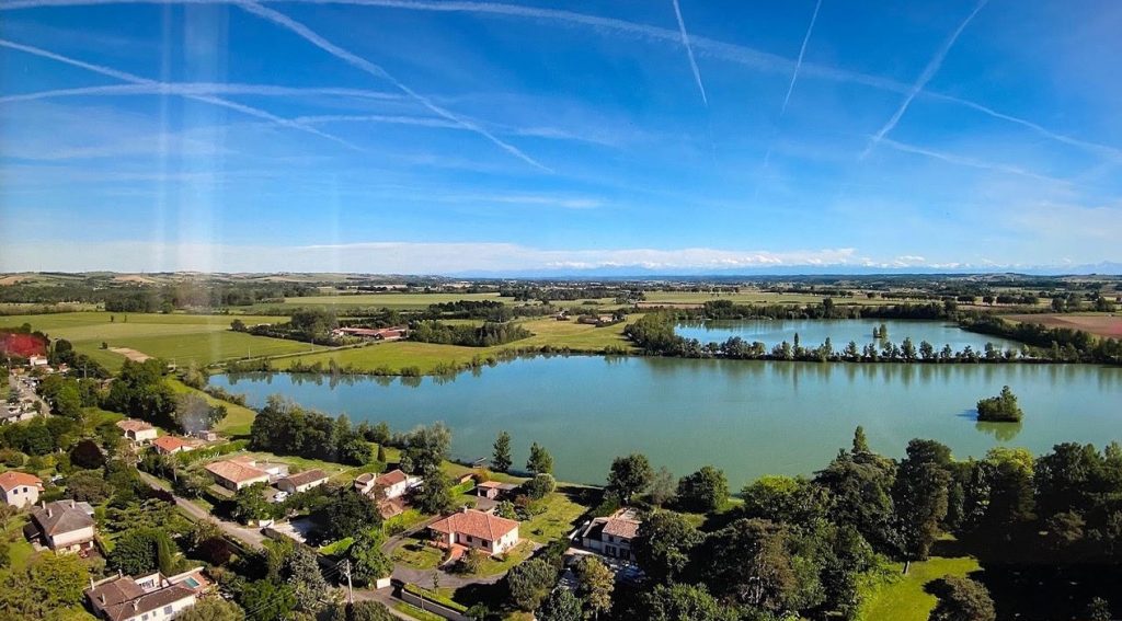 Un projet de centrale solaire flottante sème la discorde à Miremont