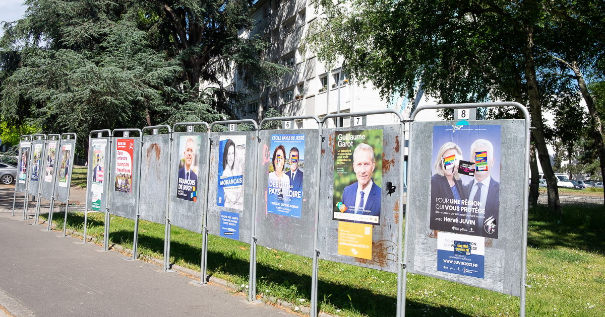 Panneaux électoraux des élections régionales à la Boissière