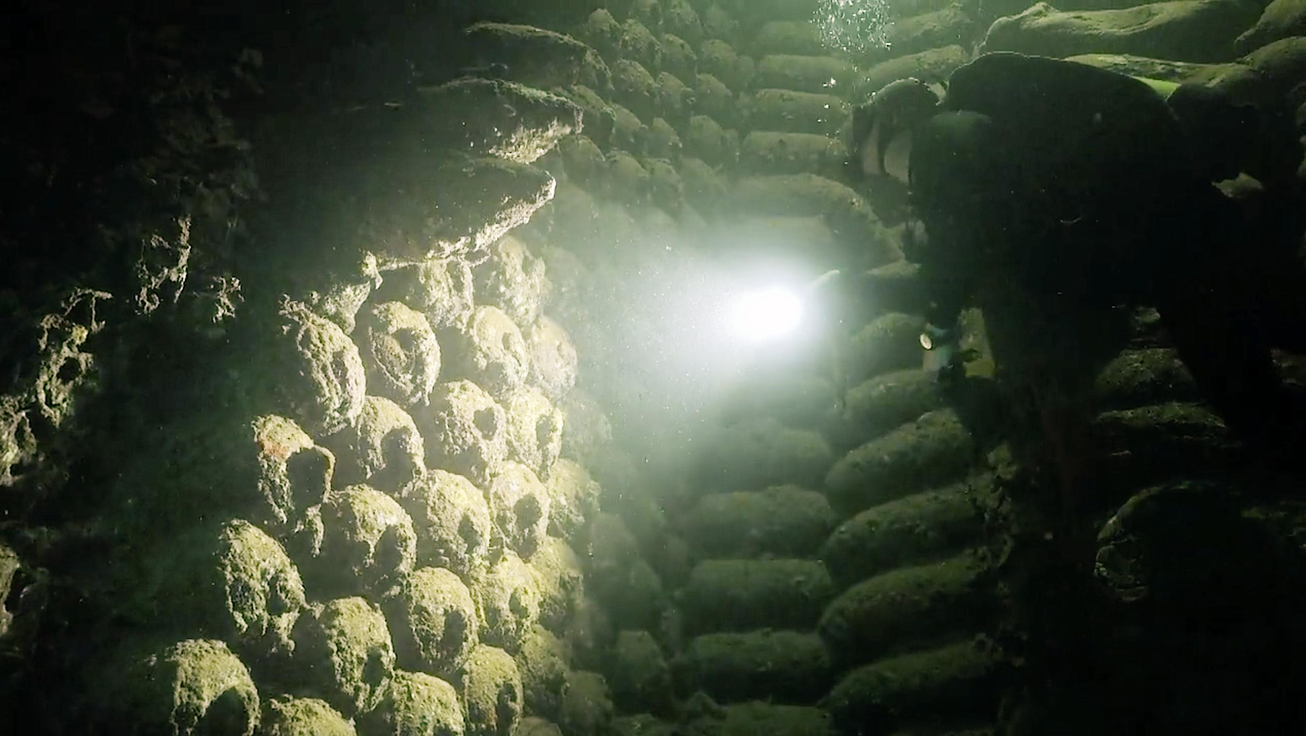 Sous les vagues, les bombes : en mer, le casse-tête des cimetières de ...