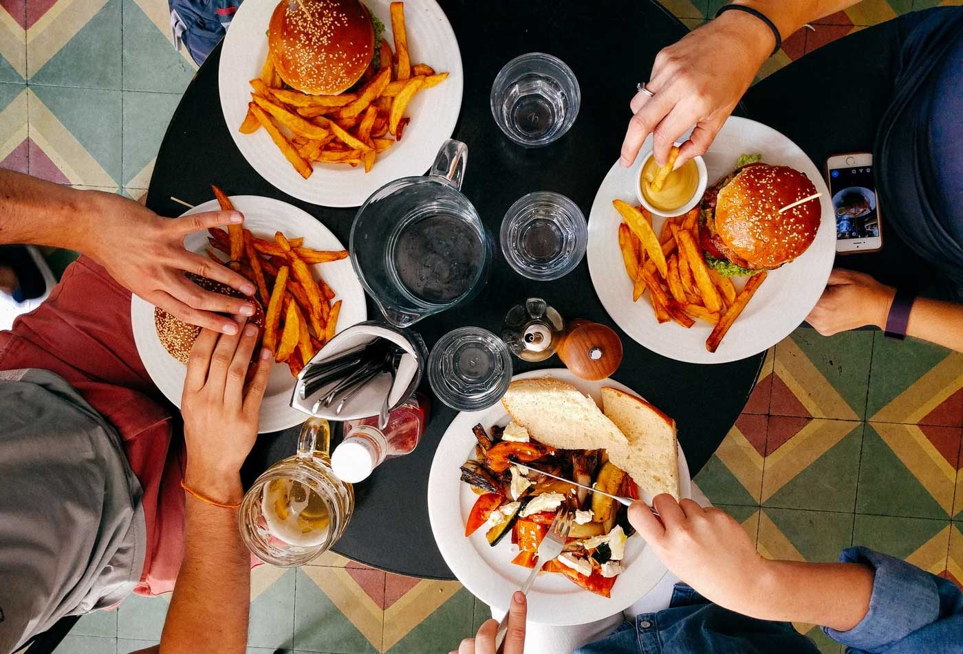 Vue de haut d'un repas au restaurant composé de burgers et de frites