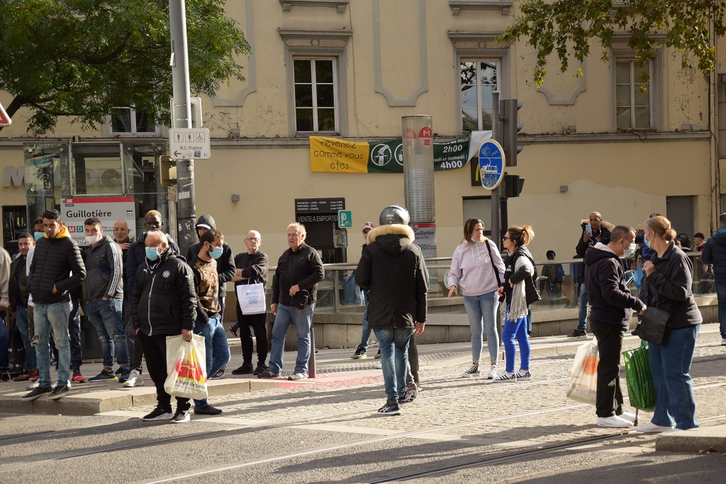 Guillotière : entre trafic de cigarettes et descentes de flics, à la rencontre de ceux qui vivent « la place du Pont »