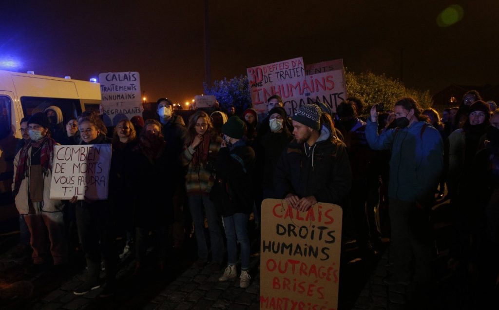 Calais : après les naufrages de migrants, le défilé des corbillards