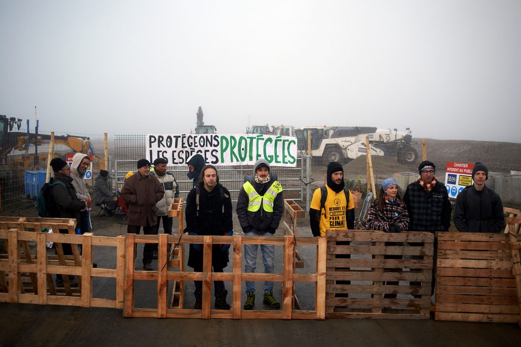 En bloquant le chantier Terra 2, des activistes veulent s’opposer à un futur centre logistique de type Amazon