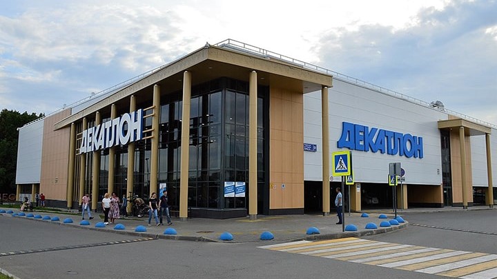 Decathlon suspend ses activités en Russie, faute de marchandises