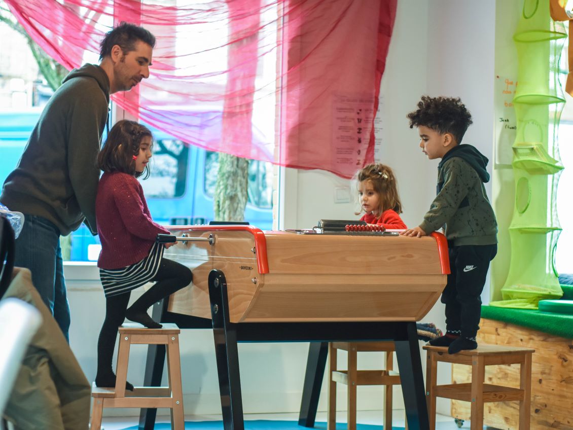 À Lille, un café utopique pour libérer parents et enfants