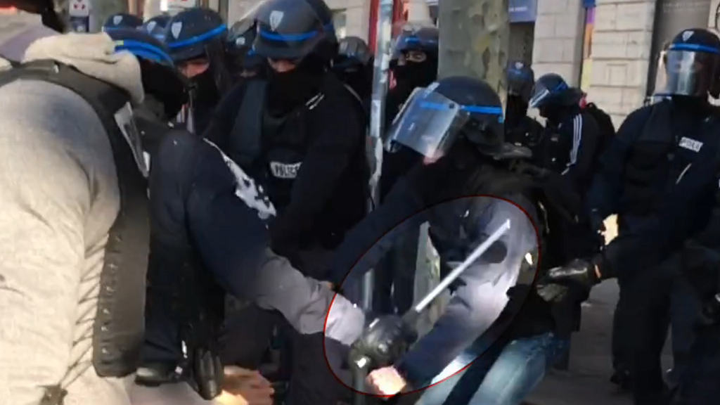 Violences policières : le procès de deux agents de la BAC de Lyon reporté pour la quatrième fois, la victime dénonce « une farce »