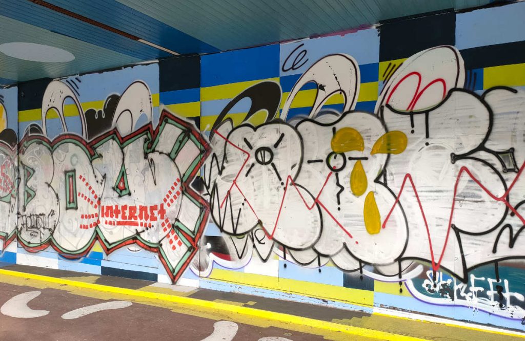 Cinq mois plus tard, la fresque à 25 000 euros de Cap 44 recouverte de graffitis