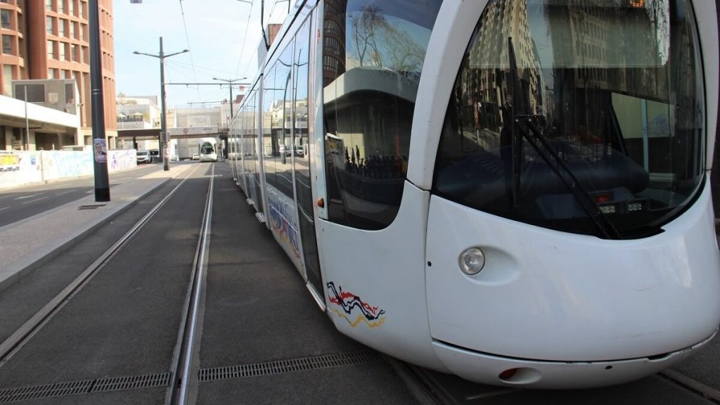 Tramways, lanceurs d’alerte, énergie solaire et « chèque‐vacances »… au menu du prochain conseil métropolitain du Grand Lyon