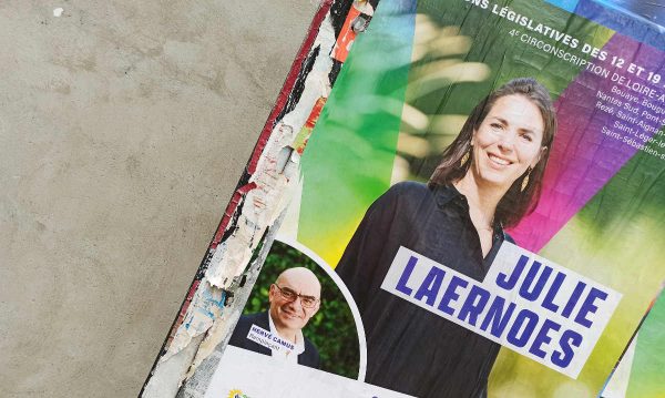 L’affiche de campagne de la nouvell e députée (EELV-Nupes) de la 4e circonscription de Loire-Atlantique, Julie Laernoes (c) Thibault Dumas