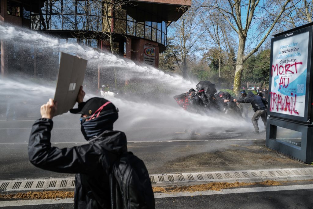 2023-28-mars-MANIFESTATION-REFORMe-RETRAITES-Toulouse-canon-eau-FC