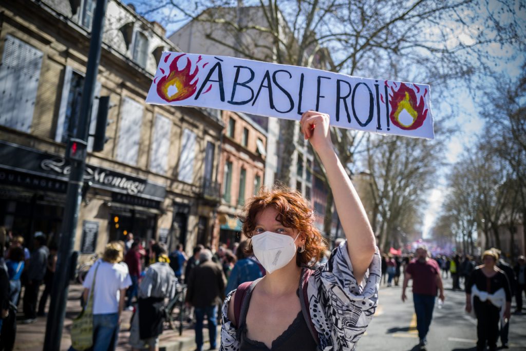 2023-28-mars-MANIFESTATION-REFORMe-RETRAITES-Toulouse-jeune-femme-FC