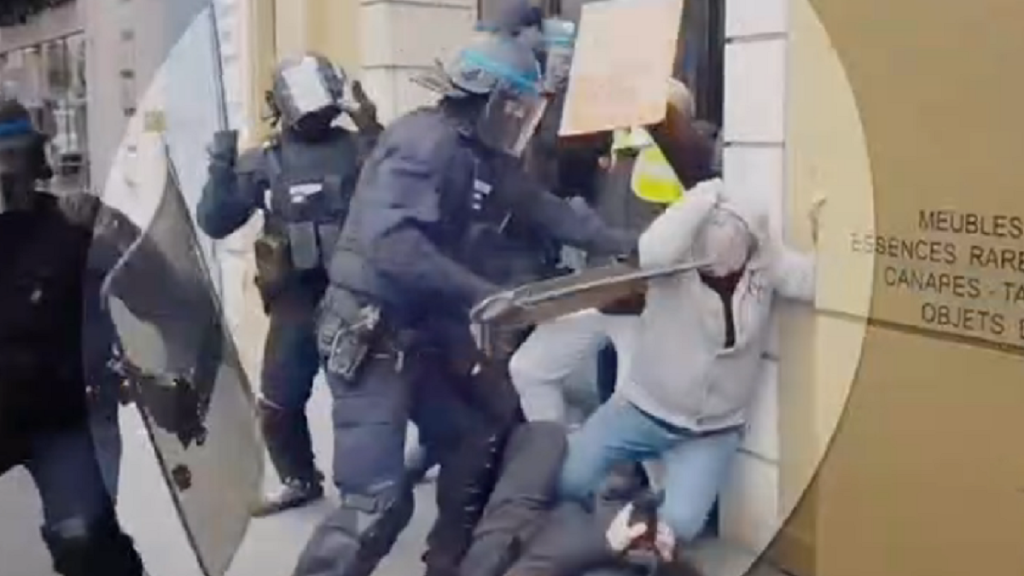 « Putain le vieux qui gueulait, il a mangé sa mère » : une vidéo documente les violences policières de 2020 place Bellecour