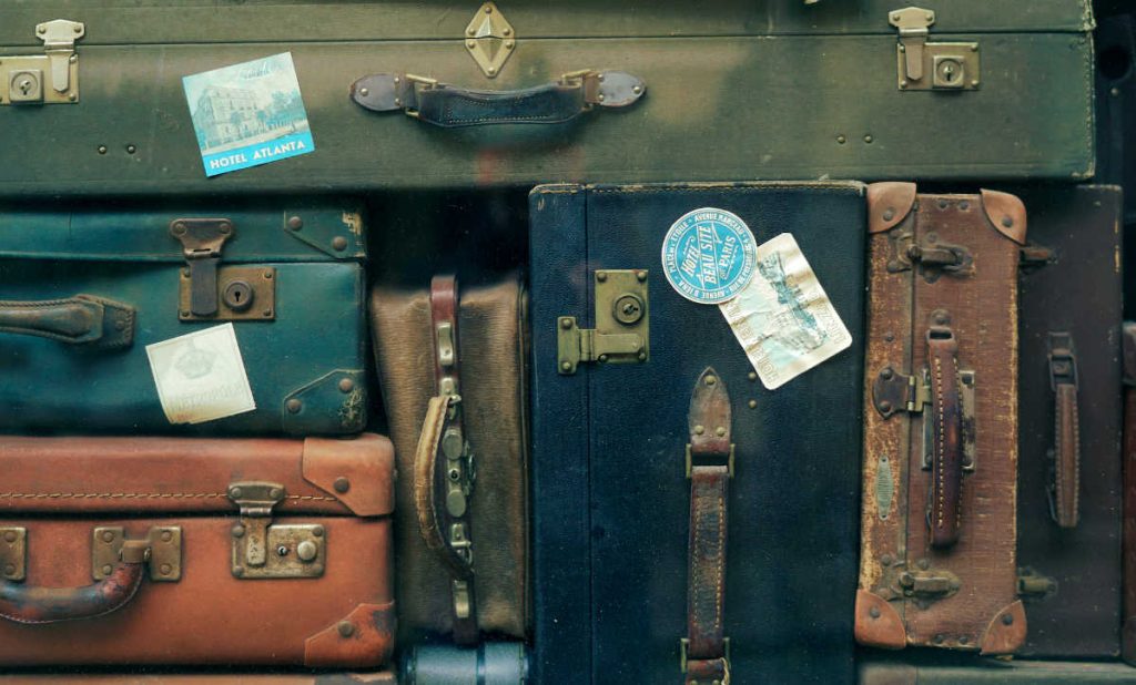 Doudous, valises et déambulateur… Voyage parmi les milliers d’objets trouvés de la gare de Nantes