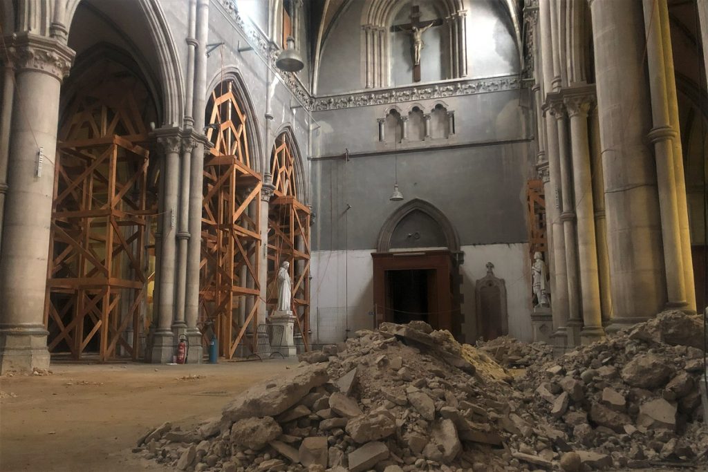 Livrée aux chats et aux gravats : le lent effritement de l’église Saint‐Bernard